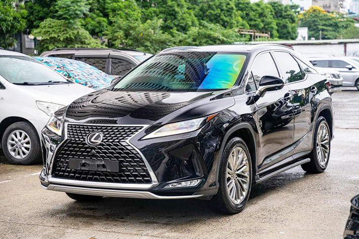 Vào thời điểm mới ra mắt tại Việt Nam, mức giá xe Lexus RX300 2021 chính hãng được niêm yết với giá 3,18 tỷ đồng. Hiện chiếc xe trong bài viết đang được chủ nhân chào bán hơn 2,9 tỷ đồng. Như vậy sau khoảng 3 năm lăn bánh với hơn 60.000km, mức khẩu hao của xe chỉ vào khoảng 200 triệu đồng - quá hời cho một mẫu xe sang.