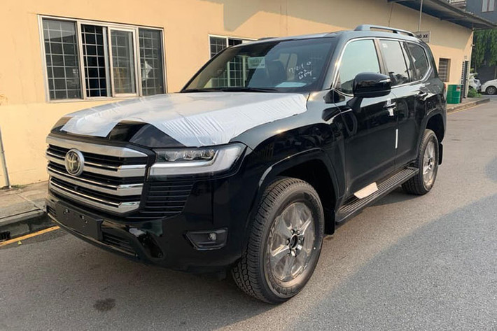 Toyota Land Cruiser thế hệ mới có sự đầu tư khá tốt ở khâu thiết kế mang cái nhìn rất hiện đại với điểm nhấn đầu tiên là đèn pha LED cỡ lớn, bên dưới là dải đèn LED ban ngày mang đến sự hầm hố. Phần đầu xe còn gây ấn tượng với lưới tản nhiệt cỡ lớn. Đây là lần "trùng tu nhan sắc" nhiều nhất của Toyota Land Cruiser trong 14 năm qua.