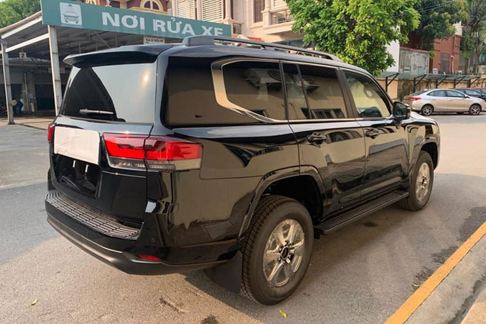 Land Cruiser 2022 không còn động cơ V8 danh tiếng mà thay vào đó là khối động cơ xăng V6, dung tích 3.5 lít, tăng áp kép có lợi về thuế ở Việt Nam nhiều hơn so với bản V8 nhưng sức mạnh cho ra cũng cao hơn nhiều khi sản sinh công suất tối đa 409 mã lực và mô-men xoắn cực đại 650 Nm. Xe được trang bị hộp số tự động 10 cấp hoàn toàn mới.