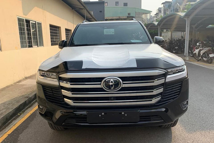 Mới đây, trên mạng xã hội đã lan truyền hình ảnh chiếc xe Toyota Land Cruiser 2022 đầu tiên lộ ảnh xuất hiện ở Việt Nam đã khiến giới chơi xe trong nước không khỏi vui mừng. Như vậy, các đại gia Việt sẽ sớm được bàn giao xe Toyota Land Cruiser 2022 ngay trong tháng 8 này.