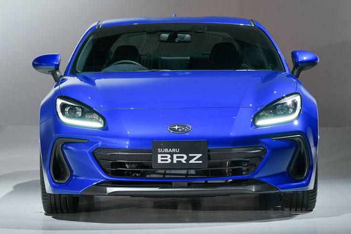 Thiết kế BRZ có những thay đổi lớn ở phần đầu với đèn pha dạng giọt nước. Đèn định vị và đèn báo rẽ hình chữ C dạng LED có kiểu dáng cong và dài hơn trước. Nắp ca-pô có đường dập nổi cứng cáp hơn. Cản trước có hốc gió dạng lục giác được bao quanh bởi đường gấp khúc viền đen và sắc cạnh.