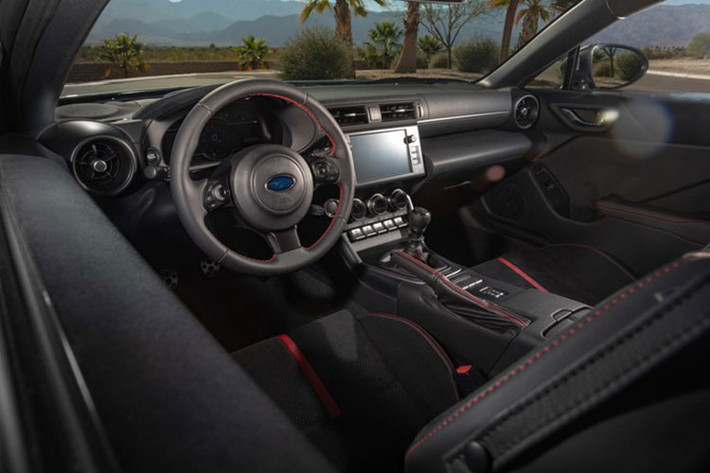 Khoang nội thất của Subaru BRZ 2022 gần như lột xác hoàn toàn khi có nhiều công nghệ tân tiến như bảng đồng hồ kỹ thuật số kích thước 7 inch có chức năng tự thay đổi giao diện theo chế độ lái. Hệ thống giải trí với màn hình cảm ứng 8 inch có kết nối Apple Carplay và Android Auto,.. Ghế chỉnh cơ, sử dụng kết hợp da bóng và da lộn.