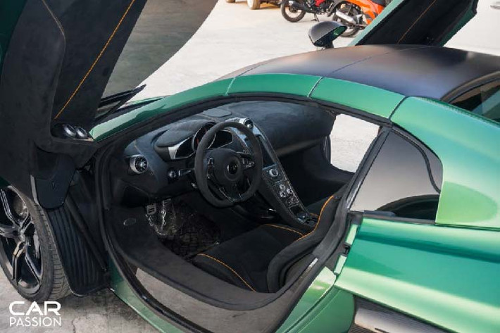 Một số trang bị đáng chú ý khác trên xe còn phải kể đến đó là hệ thống định vị IRIS, kết nối Bluetooth, điều khiển bằng giọng nói,… Toàn bộ nội thất của chiếc McLaren 650s Spider được bọc da Alcantara đắt tiền đi kèm với những đường chỉ khâu màu cam. Đuôi xe được tích hợp các dải đèn LED báo hiệu hiện đại, cánh gió của xe có thể điều chỉnh bằng nút bấm.