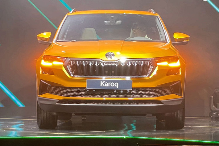 Thiết kế mới của Karoq được xem là tràn đầy sự tự tin để khám phá hành trình phía trước. Ngoài ra, đèn pha Full-Led Matrix với công nghệ cao cấp tự động điều chỉnh hướng sáng và cường độ giúp dễ dàng quan sát và tăng thêm sự an toàn khi di chuyển. Phía đầu xe với các hốc hút gió khí động học, lưới tản nhiệt hình lục giác và cản trước có phần ốp nhựa đen tinh thể pha lê giúp chiếc mang tới dáng vóc thể thao, mạnh mẽ.