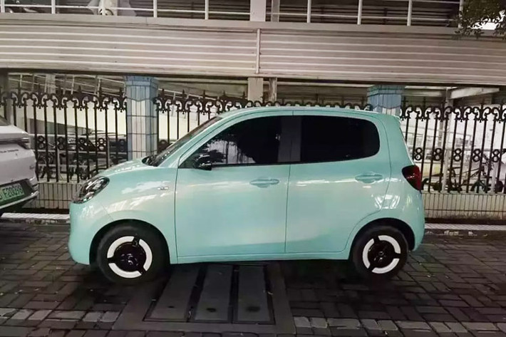 Wuling Hongguang Mini EV 2025 giá rẻ vẫn duy trì hình dáng tròn trịa đặc trưng. Cụm đèn pha hình oval và phần mặt trước lõm vào tạo thêm chiều sâu cho diện mạo xe. Cổng sạc nhanh và chậm được tích hợp ở phía trước, dễ dàng sử dụng và thuận tiện cho người tiêu dùng. Phía sau, cụm đèn hậu cũng có kiểu dáng tương tự như đèn pha, mang lại sự đồng nhất trong thiết kế.