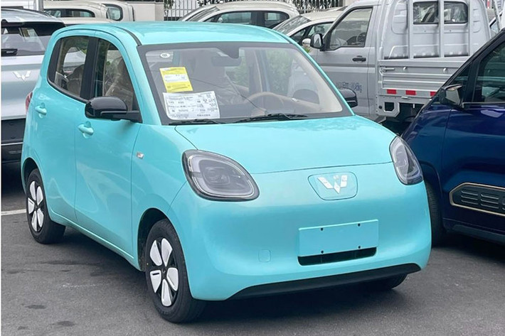 Các đại lý tại Trung Quốc mới đây đã tiết lộ Wuling Hongguang Mini EV 2025 mới, phiên bản năm cửa thế hệ thứ tư đã có mặt tại các cửa hàng và dự kiến sẽ chính thức ra mắt vào năm 2025. Điểm nhấn đầu tiên trên Wuling Hongguang Mini EV thế hệ thứ tư là sự thay đổi trong thiết kế ngoại thất, nhưng vẫn giữ được những đặc trưng vốn có của dòng xe này.