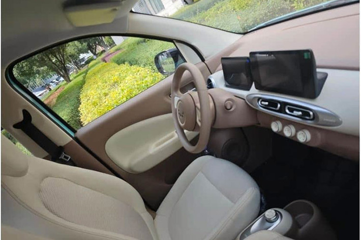 Phiên bản năm cửa của Wuling Hongguang Mini EV được trang bị động cơ điện có công suất tối đa 30 kW (40 mã lực), kết hợp với pin lithium iron phosphate dung lượng 16,2 kWh do các nhà cung cấp như Gotion hoặc Saike Ruipu Power Battery System cung cấp.