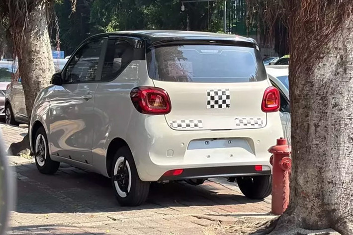 Nhờ vào sự cải tiến này, chiếc xe có tầm vận hành sau mỗi lần sạc là 205 km theo chu trình CLTC, tốc độ tối đa đạt 100 km/h. Để so sánh, thế hệ thứ ba của Mini EV có các tùy chọn phạm vi hoạt động lần lượt là 120 km, 170 km và 215 km.