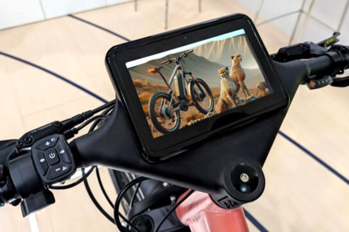 Chiếc xe đạp điện eBike 5G 2024 độc đáo này được trang bị camera trước 64MP, camera sau 2MP và camera 8MP gắn phía trên màn hình cảm ứng 7 inch. Mỗi camera đều có một vai trò.