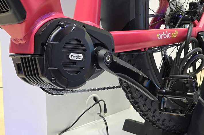 Xe đạp điện tử 5G có tốc độ tối đa tối đa là 45 km/h. Xe dùng bộ lốp béo, một động cơ đặt giữa và pin được đặt trong khung và bộ giảm xóc phía trước.