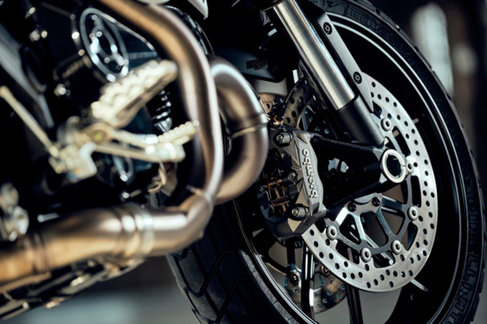 Ducati Scrambler 1100 có chiều cao yên tiêu chuẩn ở mức 810 mm và khối lượng khô khi chưa có nhiên liệu, dầu nhớt là 189 kg. Thông số này phù hợp với người lái cao từ 1,7 m.