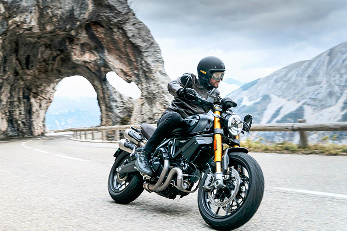 Dự kiến, xe sẽ chính thức có mặt tại các đại lý ở châu Âu trong tháng 10 này. Giá xe Ducati Scrambler 1100 Dark Pro có mức niêm yết tại thị trường lục địa già là 12.740 EUR, tương đương với chỉ 349,5 triệu đồng).