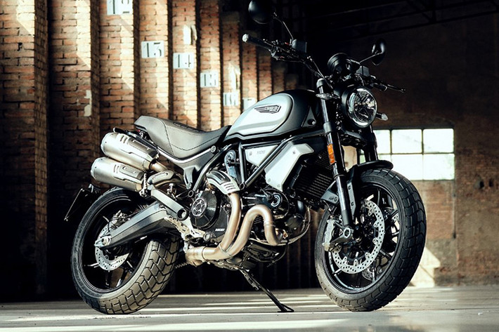 Dòng xe Scrambler của Ducati hiện đang là dòng xe có nhiều phiên bản nhất trong số các dòng xe của Ducati cũng như các dòng xe từ các đối thủ khác. Thế nhưng Ducati vẫn không ngừng gia tăng số lượng mẫu xe Scrambler, bằng chứng là hãng xe Ý vừa giới thiệu phiên bản mới của Scrambler mang tên Ducati Scrambler 1100 Dark Pro mới.