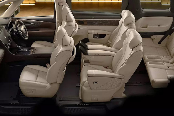 Với những khách hàng mong muốn một khoang nội thất giống Lexus LM, phiên bản Spacious Lounge 4 chỗ có thể là lựa chọn lý tưởng mang đến không gian ngồi rộng rãi và đặc biệt sang trọng.