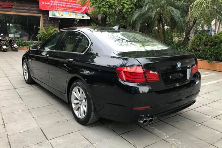Theo công bố của nhà sản xuất thời điểm đó, chiếc xe sang Đức này có vận tốc tối đa 226km/h và khả năng tăng tốc từ 0-100km/h trong 8 giây. Một con số bứt phá khá hoàn hảo cho những người yêu thích cảm giác mạnh. Nằm giữa hai dòng 3 Series và 7 Series trong danh mục sản phẩm của BMW, BMW 5 Series là dòng xe được thiết kế dung hòa giữa cảm giác lái thể thao đặc trưng.