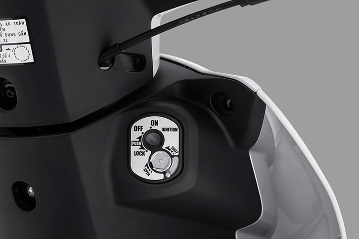 Cụ thể, nhờ kiểu dáng nhỏ gọn mà xe máy Honda Wave Alpha có trọng lượng chỉ 97 kg, khoáng sáng gầm xe lớn, ở mức 142 mm, thuận tiện cho việc xuống bậc thềm hoặc lên vỉa hè. Chiều cao yên cũng ở mức 769 mm, phù hợp với nhiều đối tượng khách hàng khác nhau.