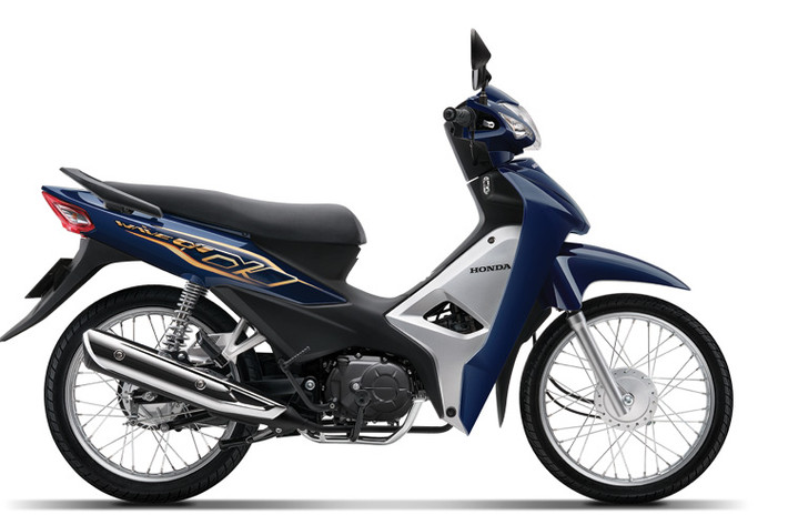 Các trang bị tiêu chuẩn trên xe có thể kể đến hệ thống chiếu sáng gồm đèn pha, đèn hạu và xi nhan dạng halogen truyền thống. Hệ thống treo gồm phuộc ống lồng ở trước và giảm xóc đôi dạng lò xo, đi kèm là bộ vành nan linh hoạt.