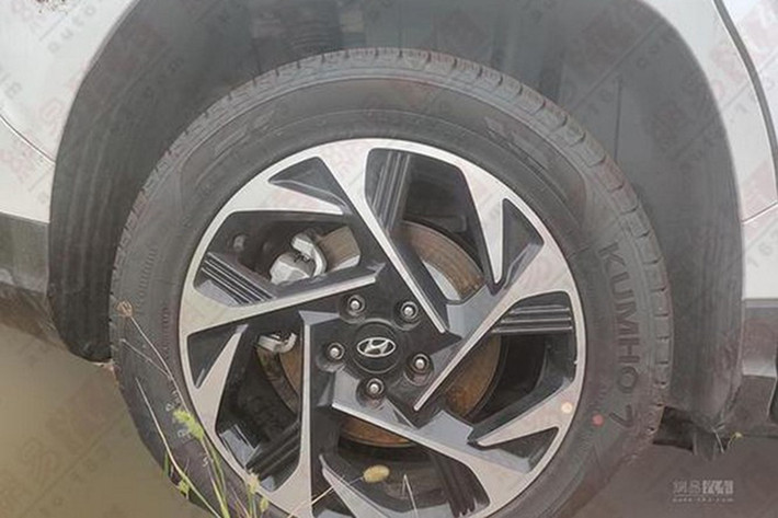 Nằm hai bên lưới tản nhiệt của Hyundai Custo là cụm đèn pha thanh mảnh. Ngoài ra, mẫu MPV này còn có hốc đèn sương mù hình thang với viền kim loại trang trí. Mâm xe được thiết kế cách điệu khá đẹp mắt.