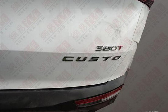 Trên đầu xe, Hyundai Custo hoàn toàn mới đi kèm lưới tản nhiệt cỡ lớn, được tạo hình theo ngôn ngữ thiết kế mới của thương hiệu Hyundai. Lưới tản nhiệt này trước đó đã được sử dụng cho một số mẫu xe Hyundai đời mới như Elantra 2021. Trong thời gian tới, Hyundai Tucson 2021 cũng sẽ được áp dụng lưới tản nhiệt tương tự.