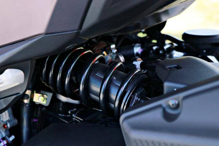 Bên cạnh đó, xe còn đựơc hãng trang bị giảm xóc đơn Monoshock- thường thay trên xe môtô phân khối lớn, mang đến trải nghiệm lái êm ái, ổn định, thoải mái ngay cả trên những cung đường gồ ghề.