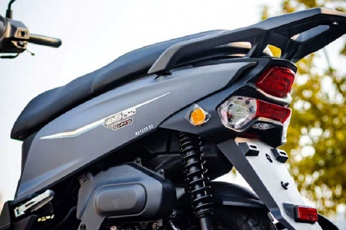 Là một mẫu xe ga giá rẻ, Sanyang Dijue 125 sử dụng hệ thống đèn halogen truyền thống để giảm chi phí. Bảng đồng hồ của xe cũng là dạng analog, tương tự như nhiều mẫu xe bình dân khác. Để đảm bảo an toàn, xe được trang bị phanh đĩa ở phía trước và phanh tang trống ở phía sau, cùng với hệ thống phanh kết hợp CBS.
