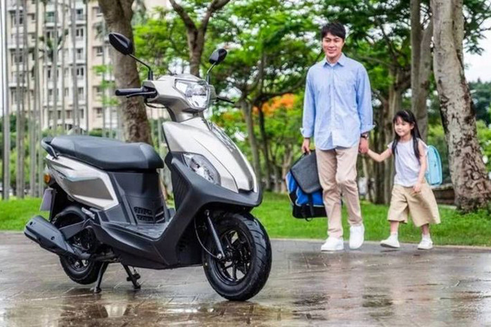 Hãng xe Đài Loan Sanyang (SYM) vừa chính thức ra mắt mẫu xe tay ga Sanyang Dijue 125 2025 mới. Mẫu xe này có hai phiên bản: phiên bản thời trang và phiên bản có ốp bảo vệ phong cách thể thao cá tính hơn.