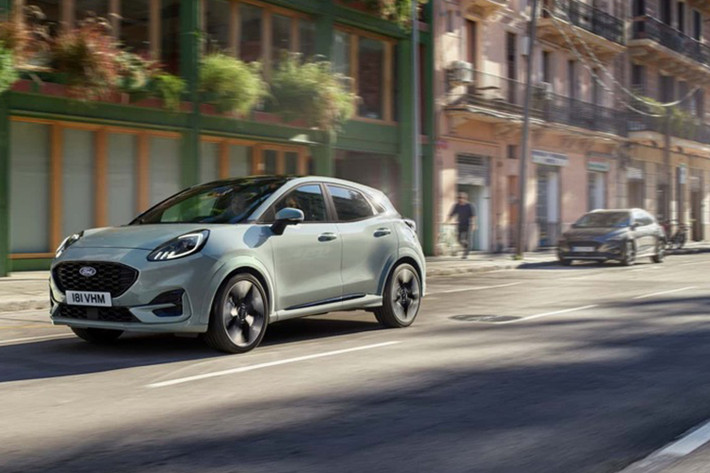Như đã hứa vào năm 2022, Ford Puma Gen-E chạy điện hoàn toàn sẽ ra mắt vào cuối năm nay và sẽ trông gần giống vì kế thừa nền tảng từ mẫu xe chạy bằng xăng. Xe điện sẽ được sản xuất cùng với các biến thể thông thường tại nhà máy của công ty ở Craiova, Romania.