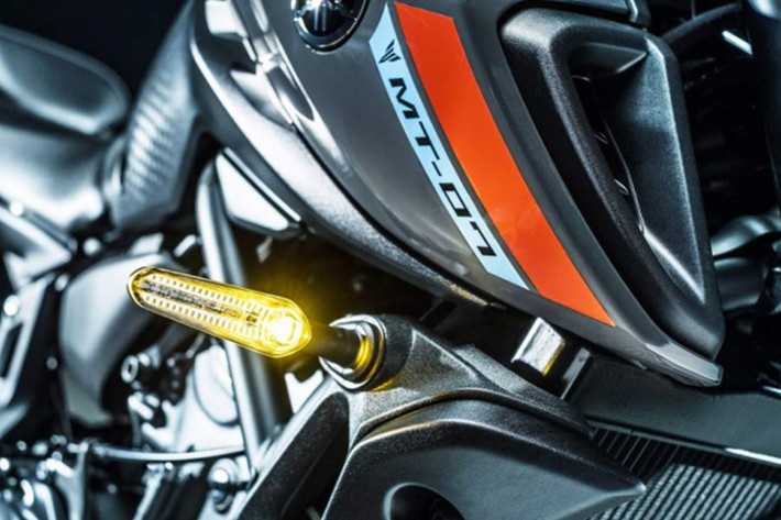 Tiếp đến là bình xăng lớn, Yamaha MT-07 mới sẽ được nâng cấp sức chứa từ 13 lên 14 lít xăng với cánh gió ốp bình xăng thiết kế mới. chiều cao yên 805 mm và trọng lượng 184 kg, nặng hơn 5 kg so với thế hệ cũ.