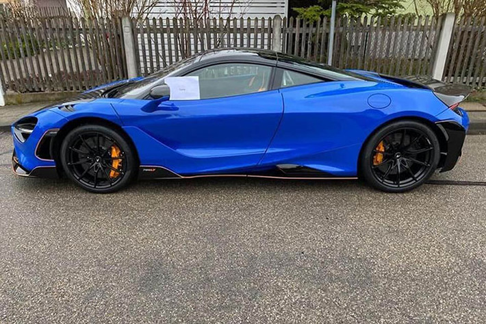 Động cơ V8 dung tích 4.0L tăng áp kép trên McLaren 720S vẫn được sử dụng trên mẫu 765LT nhưng tinh chỉnh cho sức mạnh lớn hơn với công suất tối đa 755 mã lực cùng 799 Nm mô-men xoắn cực đại. Hộp số 7 cấp ly hợp kép đi kèm công nghệ “limit downshift” giúp quá trình sang số nhanh hơn 720S lên tới 15%.