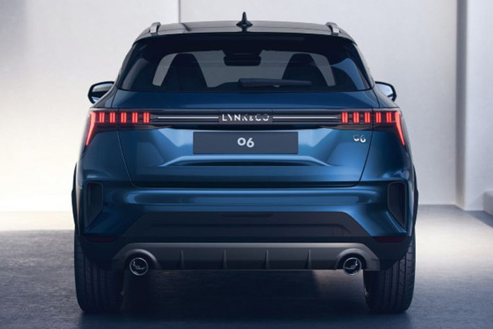 Xe được phát triển dựa trên cơ sở gầm bệ Geely BMA, Lynk & Co 06 có kích thước dài x rộng x cao tương ứng 4.340 x 1.820 x 1.625 mm cùng chiều dài cơ sở đạt 2.640 mm. Kích thước về chiều dài hơn hẳn đối thủ như Kia Seltos, Honda HR-V và Hyundai Creta.