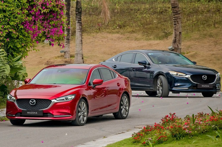 Bảng xếp hạng doanh số phân khúc sedan cỡ D tại thị trường ôtô Việt Nam có sự xáo trộn đáng kể trong tháng 11/2024. Theo đó, mẫu xe sedan Mazda6 vượt mặt Toyota Camry lần đâu tiên và vươn lên giành "ngai vàng" phân khúc.