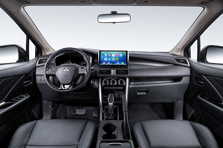 Màn hình giải trí cảm ứng của xe cũng đã được nâng cấp lên đến 10-inch của Mitsubishi Xpander và Xpander Cross phiên bản đặc biệt có khả năng kết nối Apple CarPlay, Android Auto, Bluetooth, USB sẽ mang tới những trải nghiệm thú vị hơn dành cho cả gia đình trên mọi hành trình.