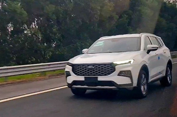 Mới đây, những hình ảnh chiếc Ford Territory 2022 mới chạy thử tại Việt Nam đã được lan truyền trên mạng. Đến nay, những hình ảnh rõ nét hơn của mẫu SUV cỡ C này lại tiếp tục xuất hiện và được chụp lại trên đường cao tốc Hà Nội - Hải Phòng.