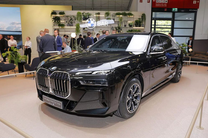 BMW vừa trình làng phiên bản bọc thép dành cho các yếu nhân dựa trên mẫu xe điện i7. Theo công bố của nhà sản xuất, BMW i7 Protection 2025 mới có thể bảo vệ người dùng khỏi súng bắn thẳng và cả lựu đạn. Và đây còn là sản phẩm chính hãng chứ không qua tay bên thứ ba.