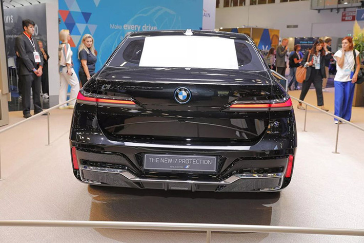 Cung cấp sức mạnh cho BMW i7 Protection vẫn là động cơ V8 mạnh 536 mã lực và mô men xoắn cực đại 745 Nm. Các bộ phận như pin, mô tơ điện trên xe cũng được gia cố kỹ càng và chống chịu được hoả lực mạnh. Do có khối lượng nặng hơn i7 thông thường nên chiếc xe này cần 6,6 giây để tăng tốc 0-100 km/h.