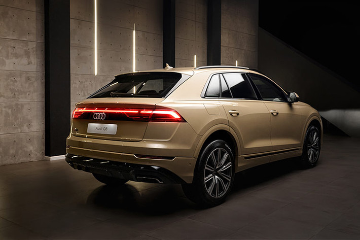 Để hoàn thiện sự ưu đãi dành cho khách hàng, Audi Việt Nam tặng thêm tính năng đèn LED chiếu sáng ở cửa trước và cửa sau. Khi cửa mở, đèn chiếu biểu tượng logo 4 vòng trong của Audi sẽ chiếu xuống đất bằng công nghệ LED giúp thuận lợi khi ra vào xe. Đặc biệt, lần đầu tiên Đế sạc điện thoại không dây Audi được trang bị tiêu chuẩn trên Audi Q8 tại thị trường Việt Nam.