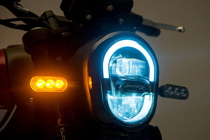 Những nét thiết kế quen mắt trên Benelli Leoncino 250 thế hệ mới như đèn pha LED bi cầu cùng viền đèn DLR hấp dẫn, thân xe thon dài và có chút nét đẹp của dòng xe Scrambler cổ điển. Cụm đèn hậu và xi nhan phía sau cũng dùng bóng LED hiện đại hơn so với các đối thủ.
