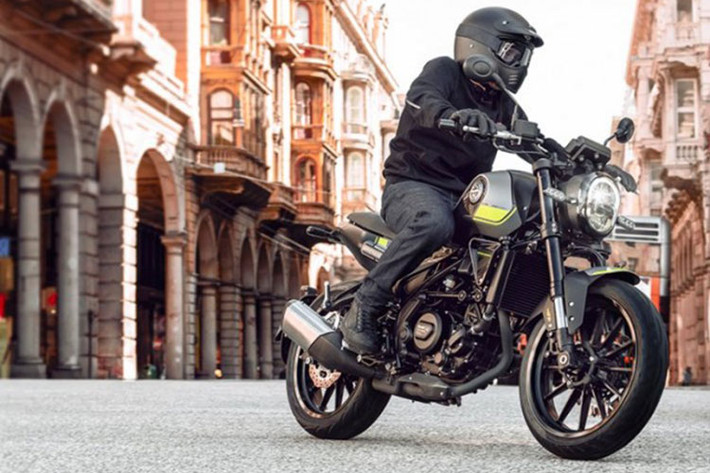 Mức giá xe Benelli Leoncino 250 tại thị trường Đông Nam Á với mức niêm yết chỉ ở mức 199.000 Peso (tương đương với khoảng 94 triệu đồng). Theo đó, Benelli Leoncino 250 2021 sẽ chính thức là đối thủ nặng ký với nhiều mẫu Naked bike khác như Kawasaki W250 hay Honda CB300R.