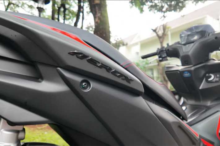 Về công nghệ hỗ trợ người lái, Yamaha NVX 2025 được trang bị màn hình LCD đơn sắc cỡ lớn, có thể thay đổi giữa ba giao diện: Standard, Dynamic và Sports. Màn hình này còn có khả năng tự điều chỉnh độ sáng theo môi trường xung quanh.