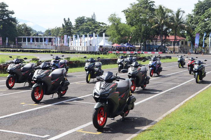 Về hệ thống treo, xe vẫn sử dụng phuộc ống lồng phía trước và giảm xóc đôi phía sau, mang lại độ ổn định cao khi di chuyển ở tốc độ cao hoặc qua những đoạn đường gồ ghề. Lốp không săm kích thước lớn (110/80-14 ở bánh trước và 140/70-14 ở bánh sau) giúp tăng độ bám đường.