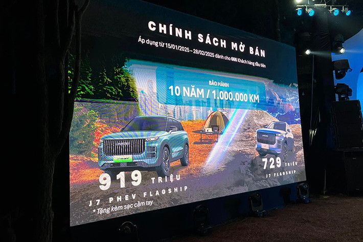 Trong đợt mở bán Pre-sales lần này, mức giá hai mẫu xe trên được hưởng ưu đãi như sau: giá xe Jaecoo J7 Flagship 2025 có mức ưu đãi 729 triệu đồng. Mức giá xe Jaecoo J7 PHEV Flagship 2025 ưu đãi 919 triệu đồng. Đặc biệt, Omoda & Jaecoo Việt Nam cam kết giá mua được đảm bảo trong thời gian 12 tháng, nếu giá bán thấp hơn giá khách hàng đã mua, khách hàng sẽ được bù phần chênh lệch.