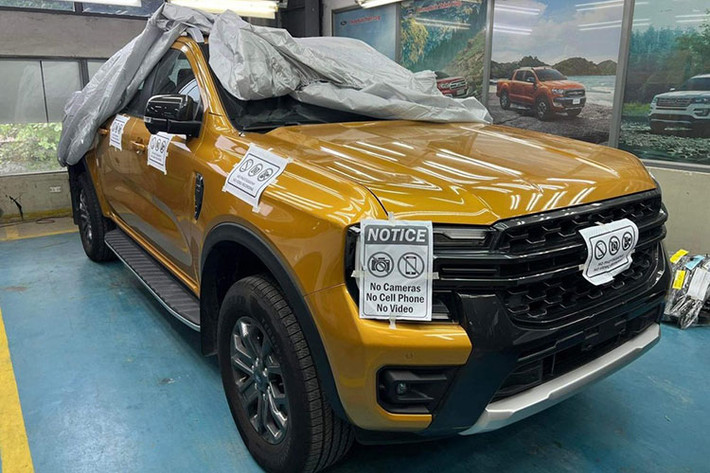 Theo dự kiến, Ford Ranger 2022 mới sẽ sớm được ra mắt tại Việt Nam vào cuối quý III, đầu quý IV năm nay. Những thông tin về "vua bán tải" Ford Ranger 2022 dành cho thị trường Việt Nam cũng đã sớm được hé lộ thông qua hình ảnh xe chạy thử trên các tuyến đường Hải Dương, Hải Phòng.