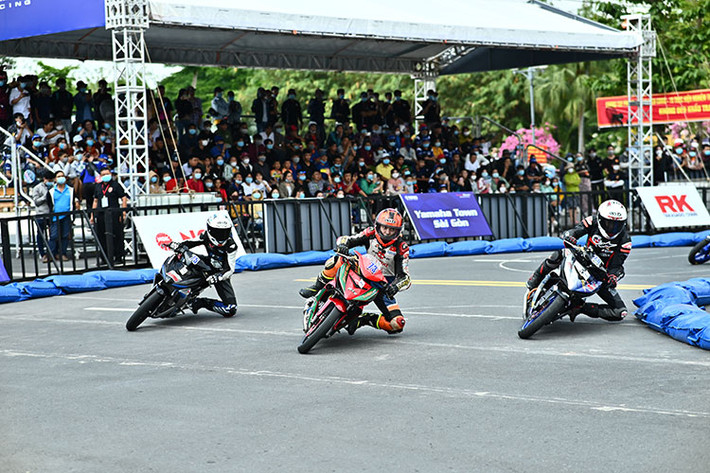 Gây chú ý nhất và được mong chờ nhất chính là hai hệ thi đấu mới của dòng xe Yamaha NVX 155 và Exciter 155 VVA, hai sản phẩm chủ lực của Yamaha trong phân khúc xe thể thao, với khả năng vận hành mạnh mẽ, vượt trội và công nghệ hiện đại đã mang lại những giây phút gây cấn, nghẹt thở trên đường đua.