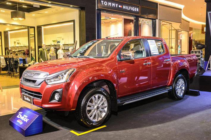 Sau một tháng thoát kiếp ế thì tháng 2/2020, Isuzu D-max tiếp tục quay trở lại ngôi vị xe bán ế nhất toàn thị trường. Mẫu xe bán tải đến từ thương hiệu Isuzu chỉ có 5 chiếc được bán ra trong tháng, trong đó 3 chiếc ở miền Bắc và 2 chiếc ở miền Nam. Mặc dù không thành công ở thị trường Việt nhưng đây là mẫu xe rất ăn khách trên đất Thái Lan. D-Max bị nhiều khách Việt nhận xét có ngoại hình không đẹp, nội thất đơn giản.