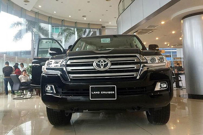 Chỉ giao tới tay khách hàng 11 xe, Toyota Land Cruiser đứng thứ 2 trong danh sách xe có doanh số khiêm tốn tại thị trường ôtô Việt Nam. Toyota Land Cruiser có giá tương đương với xe sang nên nó được xem là dòng xe không thuộc về số đông. Ngoài ra, do phân phối dưới dạng xe nhập khẩu nên nguồn hàng không dồi dào. Vì thế, doanh số tiêu thụ hàng tháng ít là điều dễ hiểu.