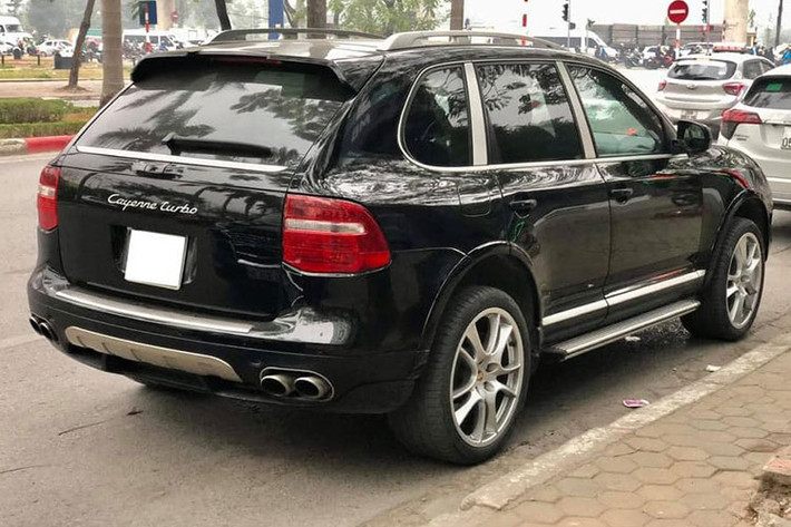 Theo người chơi Porsche Cayenne trên cộng đồng xe, đây là một chiếc SUV hạng sang đáng tiền dù đã trải qua hơn một thập kỷ. Nhiều người đã từng sử dụng qua dòng xe này cho biết cỗ máy 3.6 lít thực tế không tiêu tốn quá nhiều nhiên liệu. Động cơ của Porsche nổi tiếng bền bỉ nếu được chăm sóc và bảo dưỡng đúng cách.