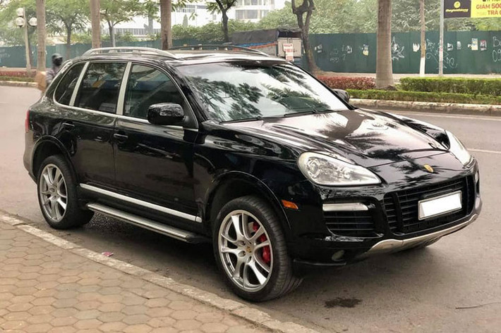 Với tầm giá khoảng hơn 800 triệu đồng, bạn có thể cân nhắc mua một chiếc SUV "đập thùng" như Kia Seltos Hyundai Kona hay Ford Ecosport... Tuy vậy, nếu liều lĩnh và muốn có những trải nghiệm thú vị trong tầm giá này, một chiếc Porsche Cayenne đời 2008 đang được rao bán trên thị trường xe cũ sẽ rất đáng quan tâm