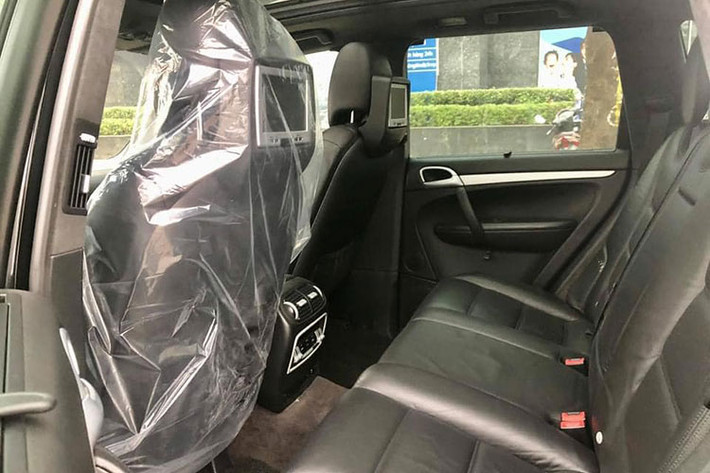 Mặc dù đã được chủ xe "dọn" lại trước khi rao bán, tuy nhiên các chi tiết nguyên bản trong nội thất của xe vẫn còn giữ được các đường nét từ lúc xuất xưởng, ít thấy dấu hiệu của thời gian, điều này cho thấy độ bền của chiếc xe Porsche Cayenne đời đầu này.