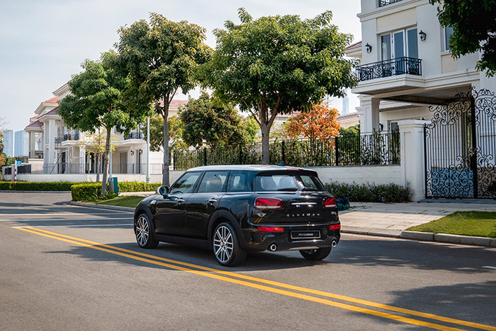 Bên ngoài, Clubman 2020 sở hữu những nét thiết kế đặc trưng của gia đình MINI như lưới tản nhiệt hình thang, nắp ca-pô dạng vòm ôm sát đèn trước hình tròn hay đường viền mạ crôm bao quanh kính chắn gió và cửa sổ xung quanh xe. Ngoài ra, lưới tản nhiệt của mẫu xe đến từ Anh quốc còn kết cấu dạng tổ ong, được bao quanh bằng khung kim loại liền khối và logo chữ "S" màu đỏ nổi bật bên trong.