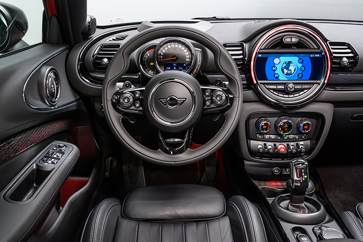 Bước vào bên trong MINI Clubman 2020, khách hàng Việt sẽ được chào đón bằng các trang bị tiện nghi như hàng ghế phía trước chỉnh điện với chức năng nhớ vị trí dành cho ghế người lái, hệ thống đèn viền nội thất có thể thay đổi màu sắc theo lựa chọn của người lái và vòng tròn LED đa chức năng bao quanh màn hình cảm ứng trung tâm.